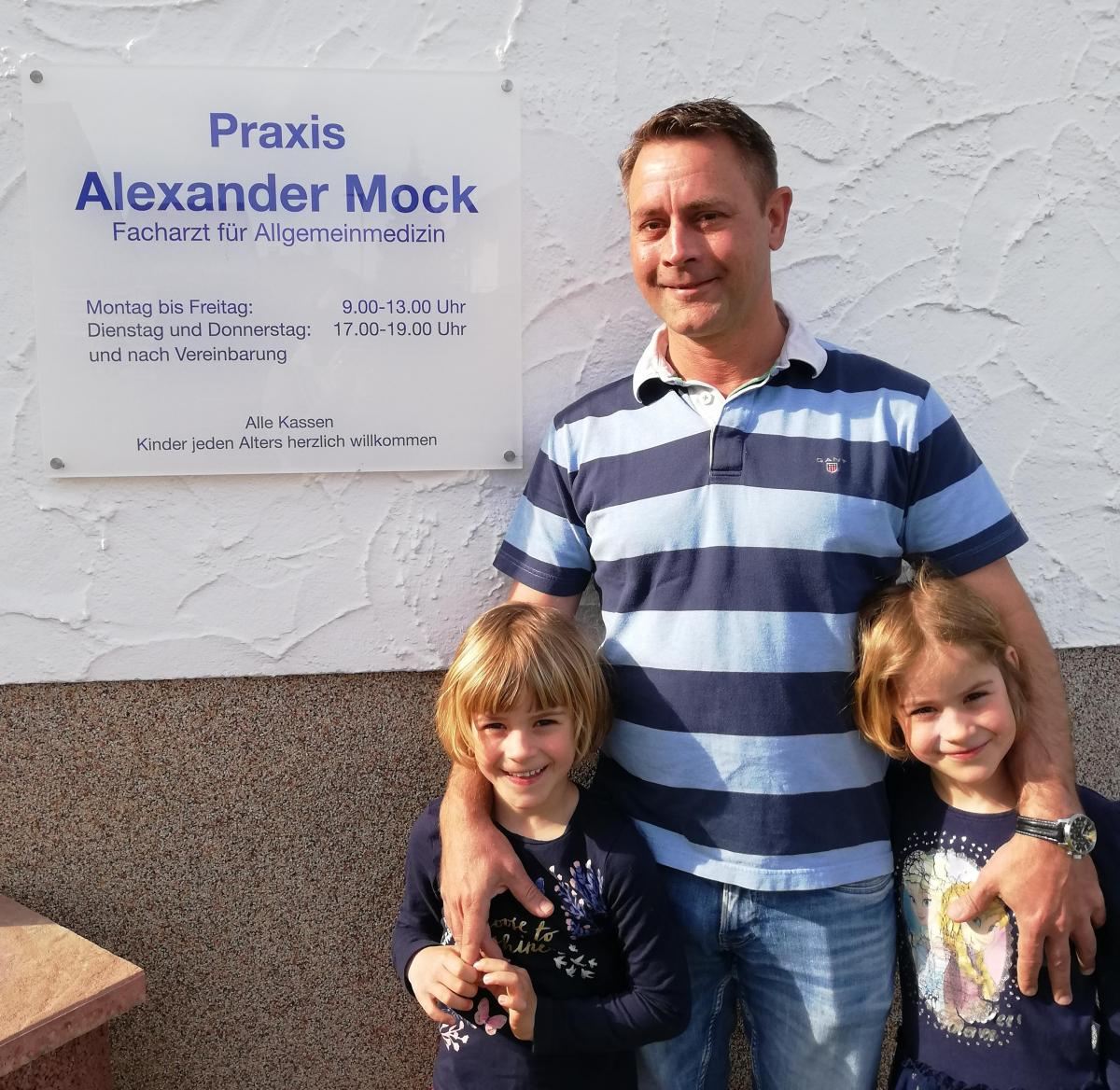 Alexander Mock mit seinen Zwillingen Lena und Charlotte